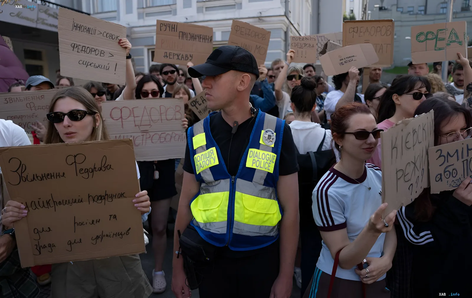 Demonstranten in Kiew mit Plakaten, die die Rückkehr von Alexei Fedorow zum ukrainischen Verteidigungsminister fordern