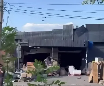 Разрушенный складской комплекс Новой почты в Краматорске после российского обстрела: вид поврежденного здания с обломками и коробками на фоне неба