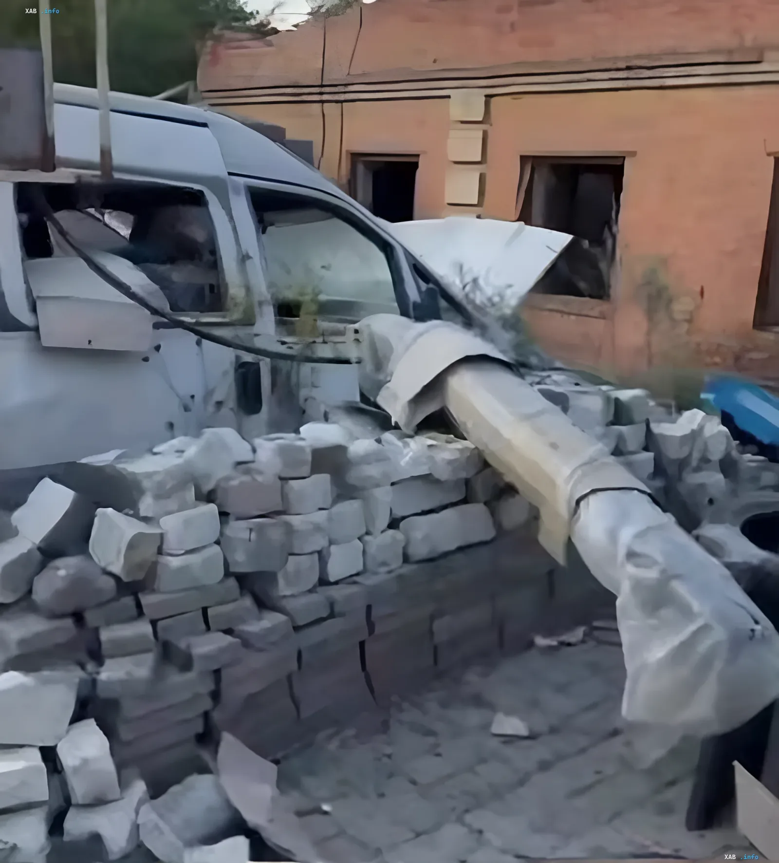 Aftermath of Russian strike on Kramatorsk: destroyed transport and damage Destroyed vehicle and rubble after Russian strike on Kramatorsk: aftermath of attack on 'Nova Poshta' logistics hub