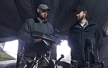 Украинские военные осматривают дрон-перехватчик, выбранный для борьбы с иранскими «Шахедами»
