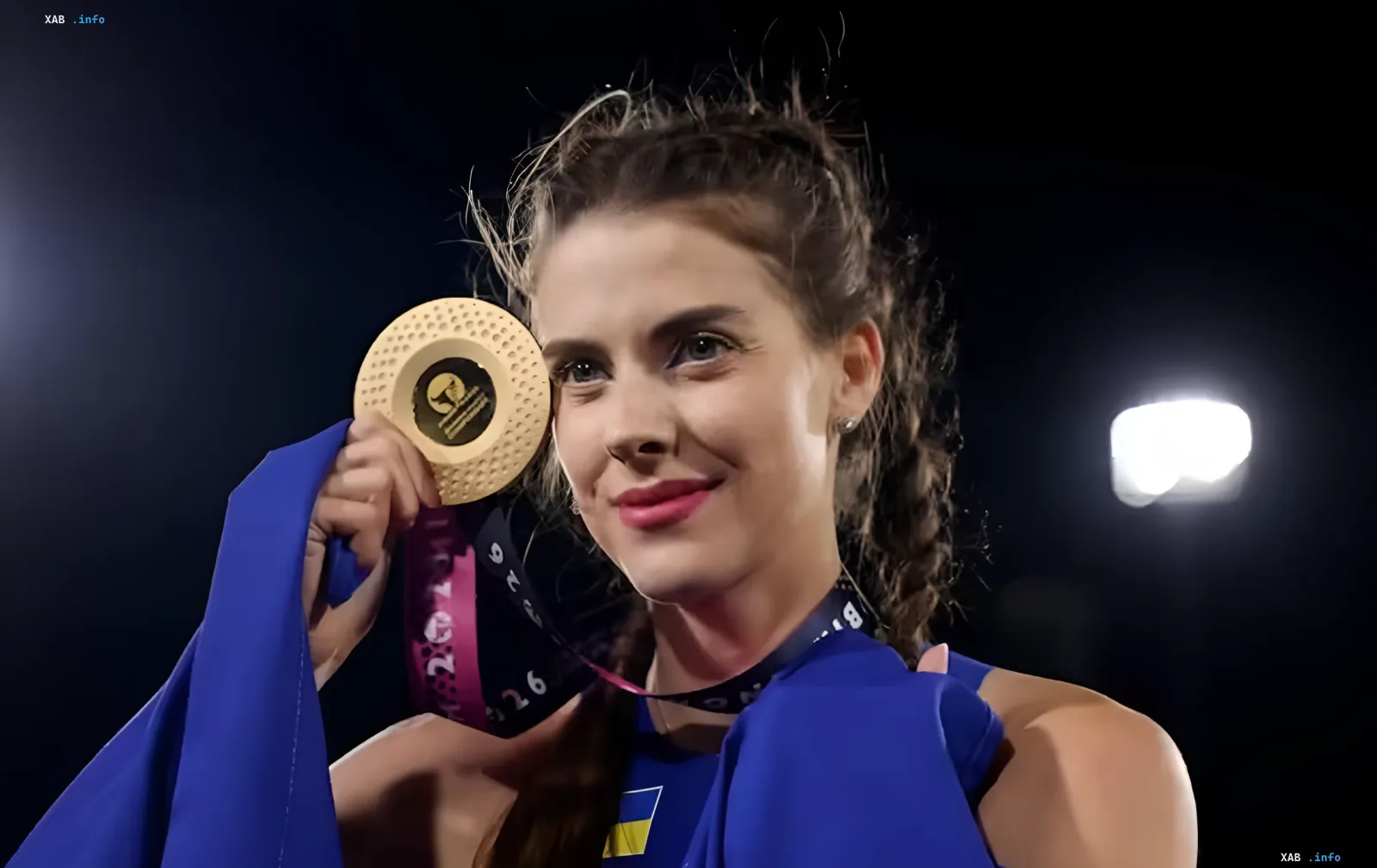 Ярослава Магучих с золотой медалью чемпионата Европы-2026 в прыжках в высоту, draped в украинском флаге