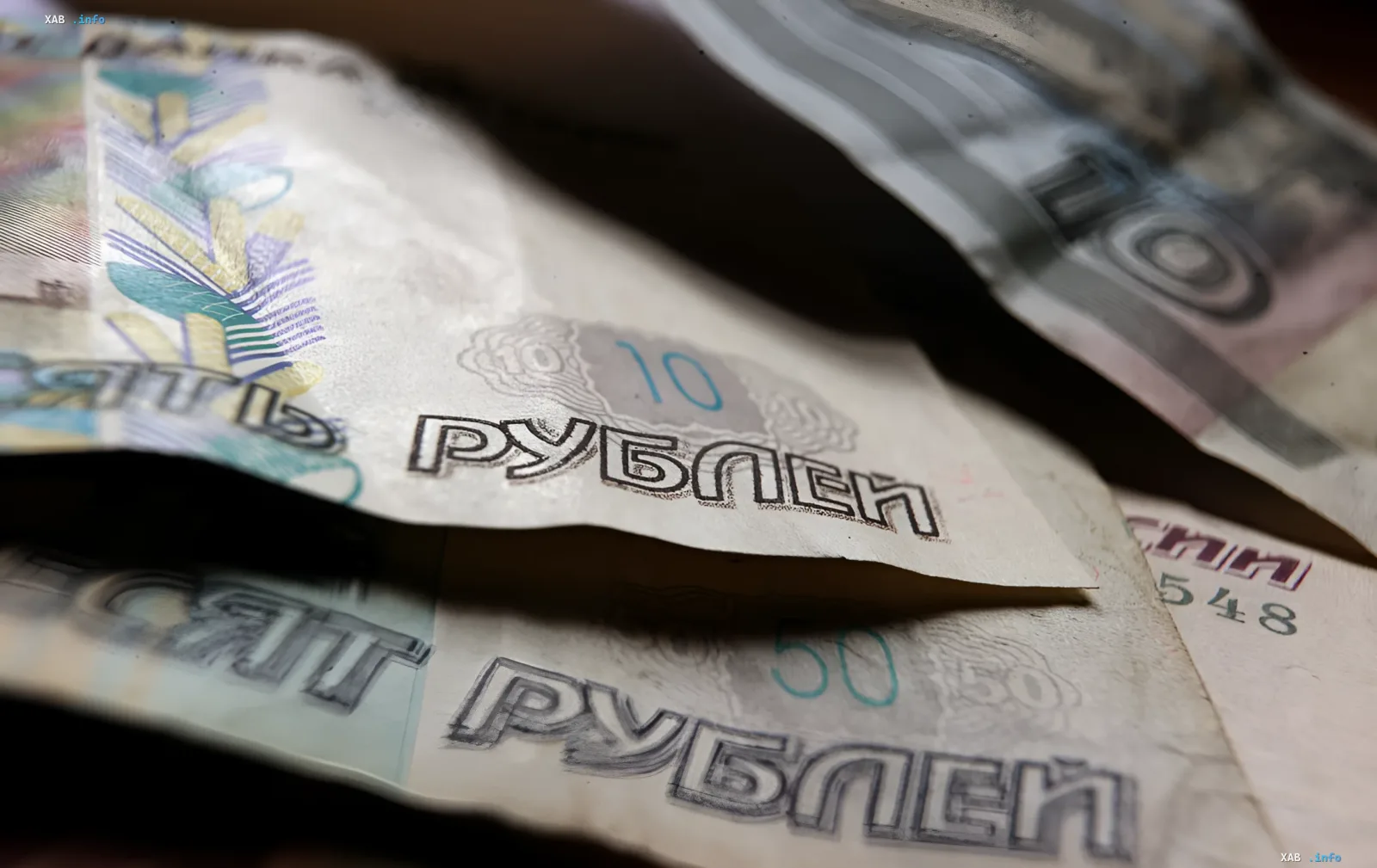Российские рубли: символ оттока капитала из страны на фоне санкций и экономической нестабильности