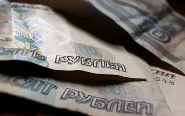 Российские рубли: символ оттока капитала из страны на фоне санкций и экономической нестабильности