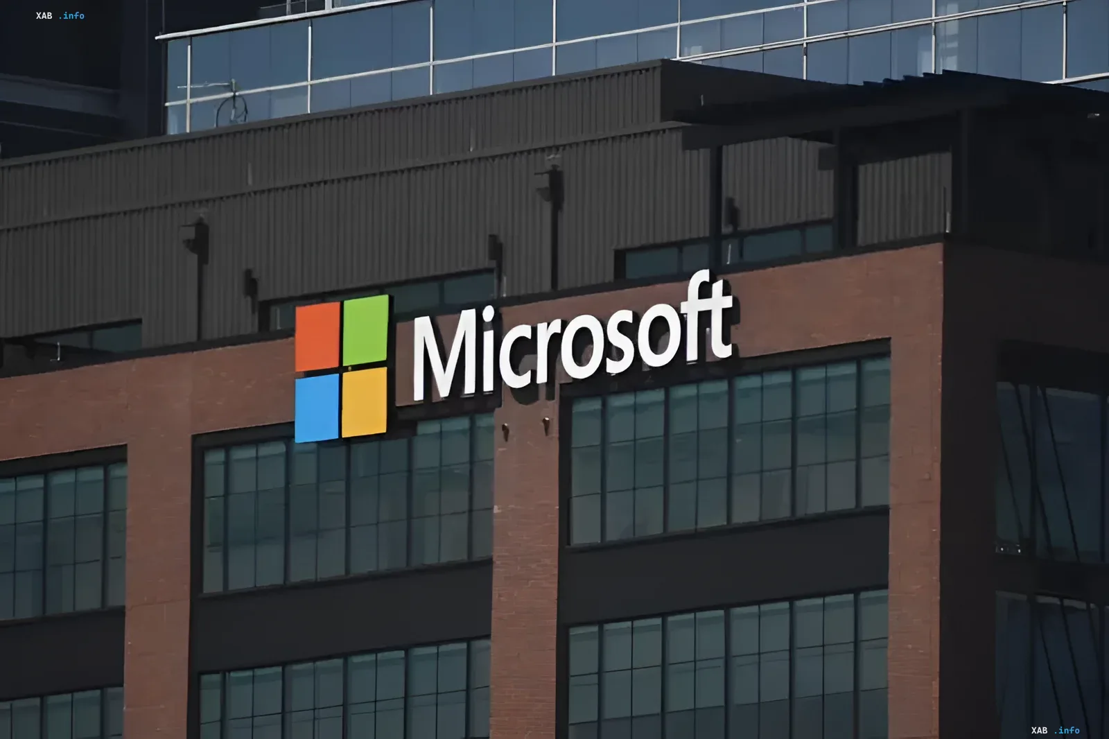 Логотип Microsoft на фасаді будівлі офісу, що символізує стратегічний відхід компанії з Китаю до 2026 року