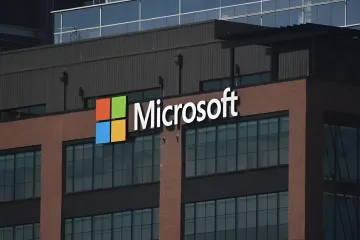 Логотип Microsoft на фасаде здания офиса, символизирующий стратегический отход компании из Китая к 2026 году