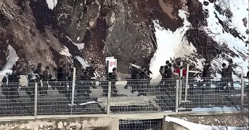 Северокорейские солдаты у демаркационной линии на восточном фронте в зимний период