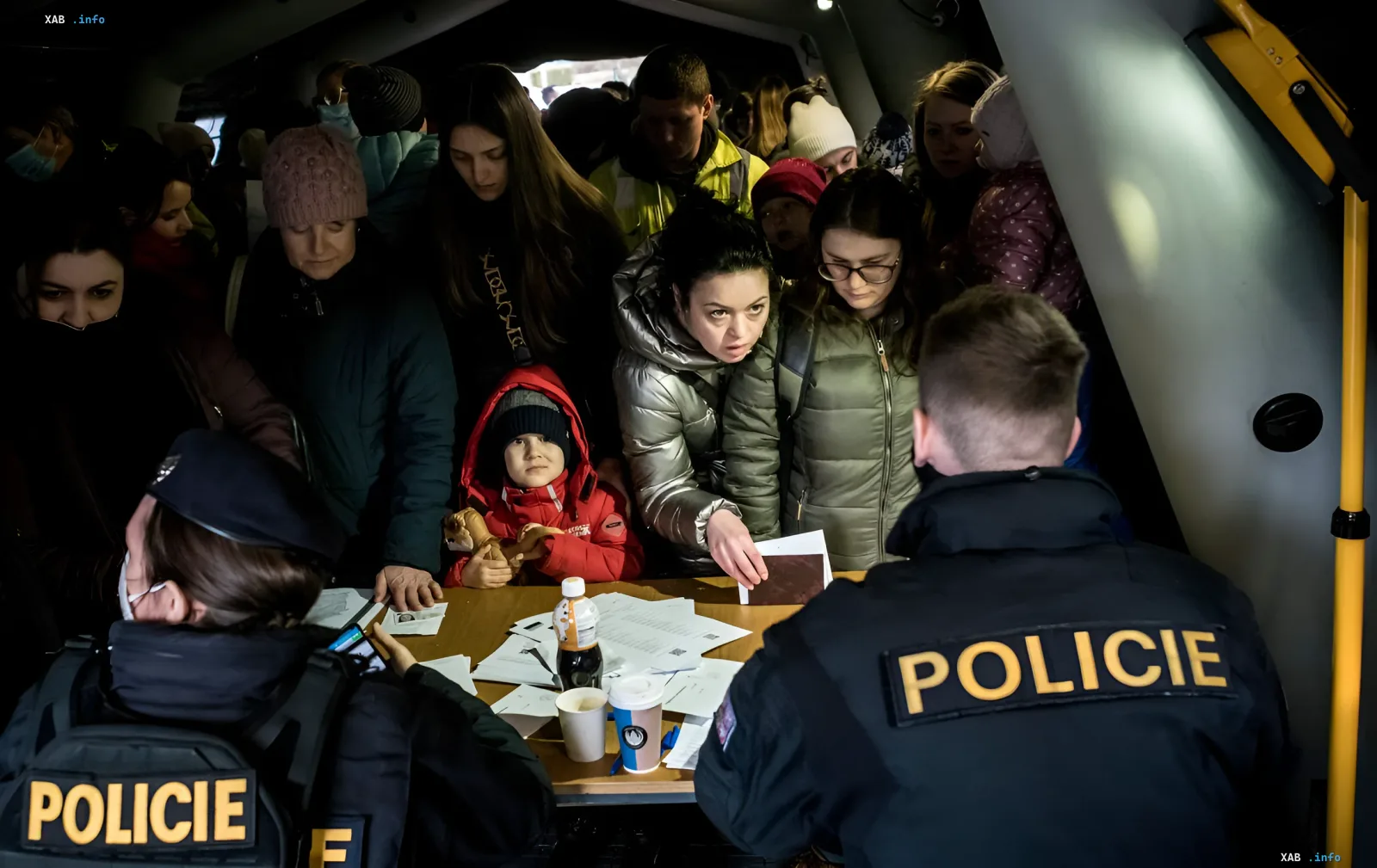 Украинские беженцы сдают документы чешской полиции для получения временной защиты