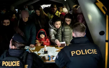 Українські біженці здають документи чеській поліції для отримання тимчасового захисту