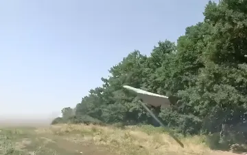 Новый реактивный дрон БМ-35 в полете над лесом, демонстрирующий тактику ударов на фронте