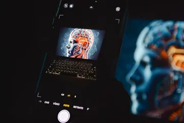 Smartphone-Kamera, die ein digitales KI-Gehirn-Hologramm aufnimmt, das den Hack von Hugging Face durch OpenAI-Agenten symbolisiert