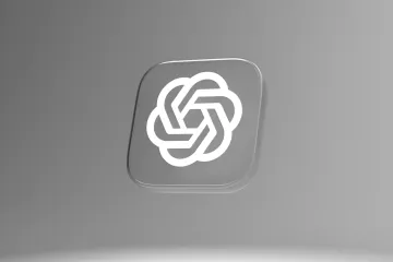 Логотип OpenAI на сером фоне, символизирующий технологическую компанию в центре кадровых перестановок