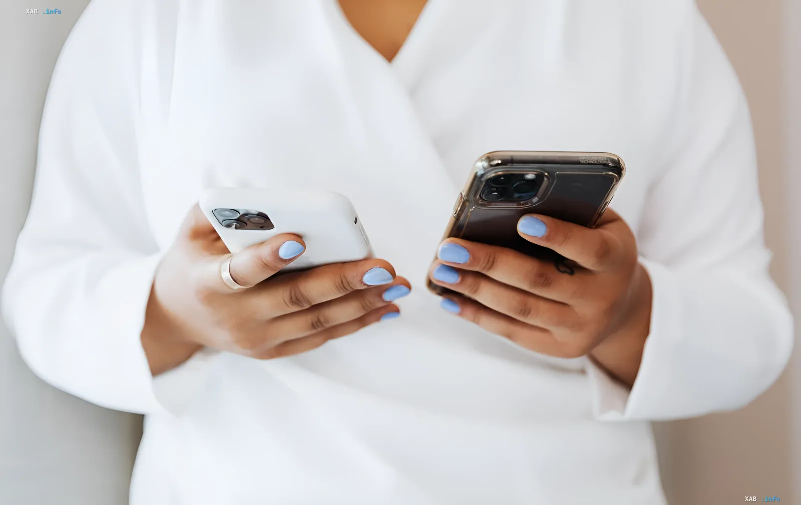 Женщина держит два iPhone: один с Lightning-портом, другой с USB-C — иллюстрация эволюции интерфейсов Apple за 5 лет