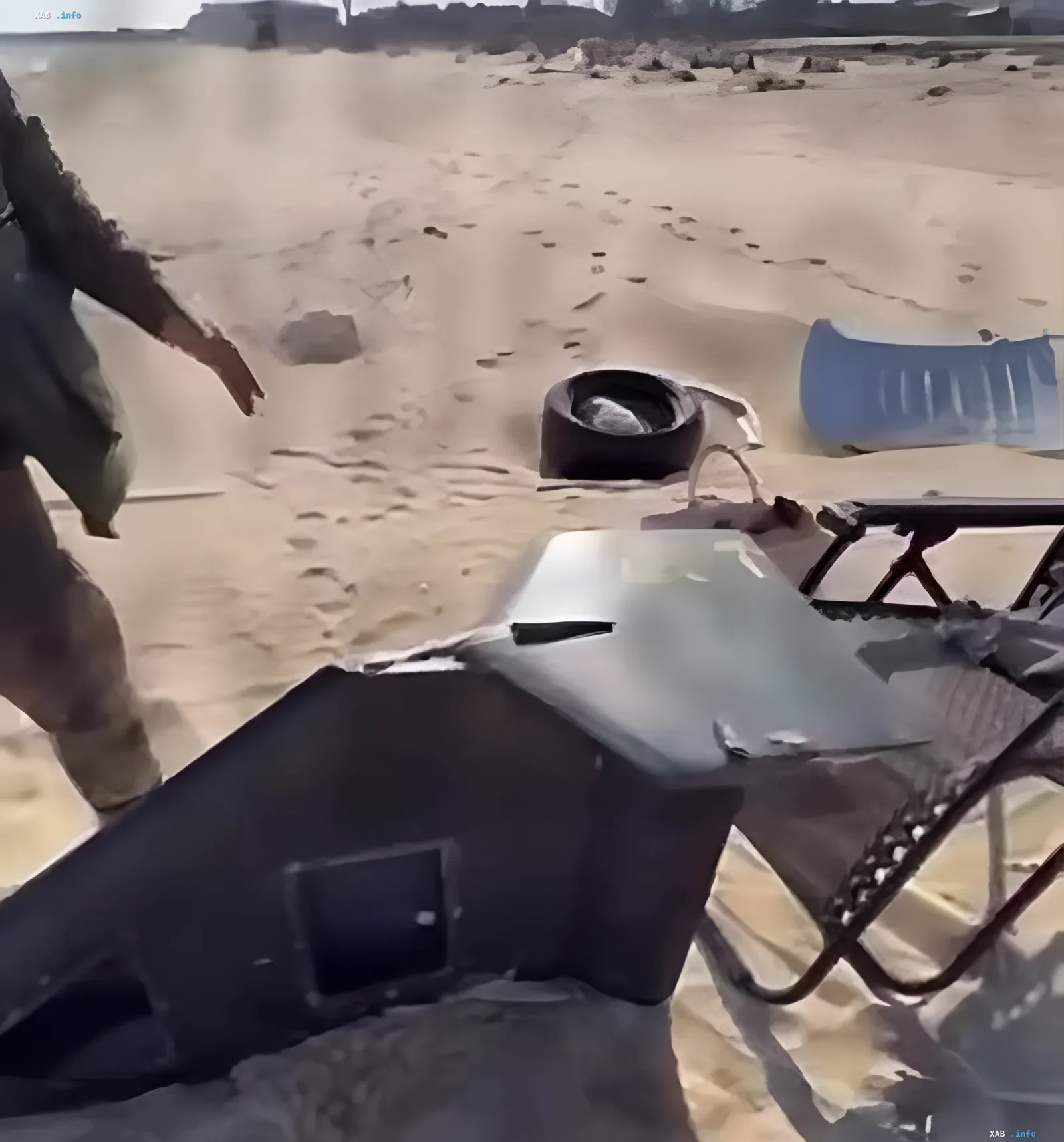 Trümmer eines UAV-Flügels, der als Strandtisch in Zatoka verwendet wird, vor dem Hintergrund eines sandigen Strandes und Fußspuren