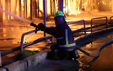Пожарный тушит пожар в Киеве после ночной атаки, Оболонский или Голосеевский район
