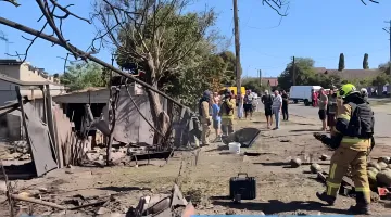 Разрушенный дом в Усатово после повторного удара: пожарные и местные жители на фоне обломков