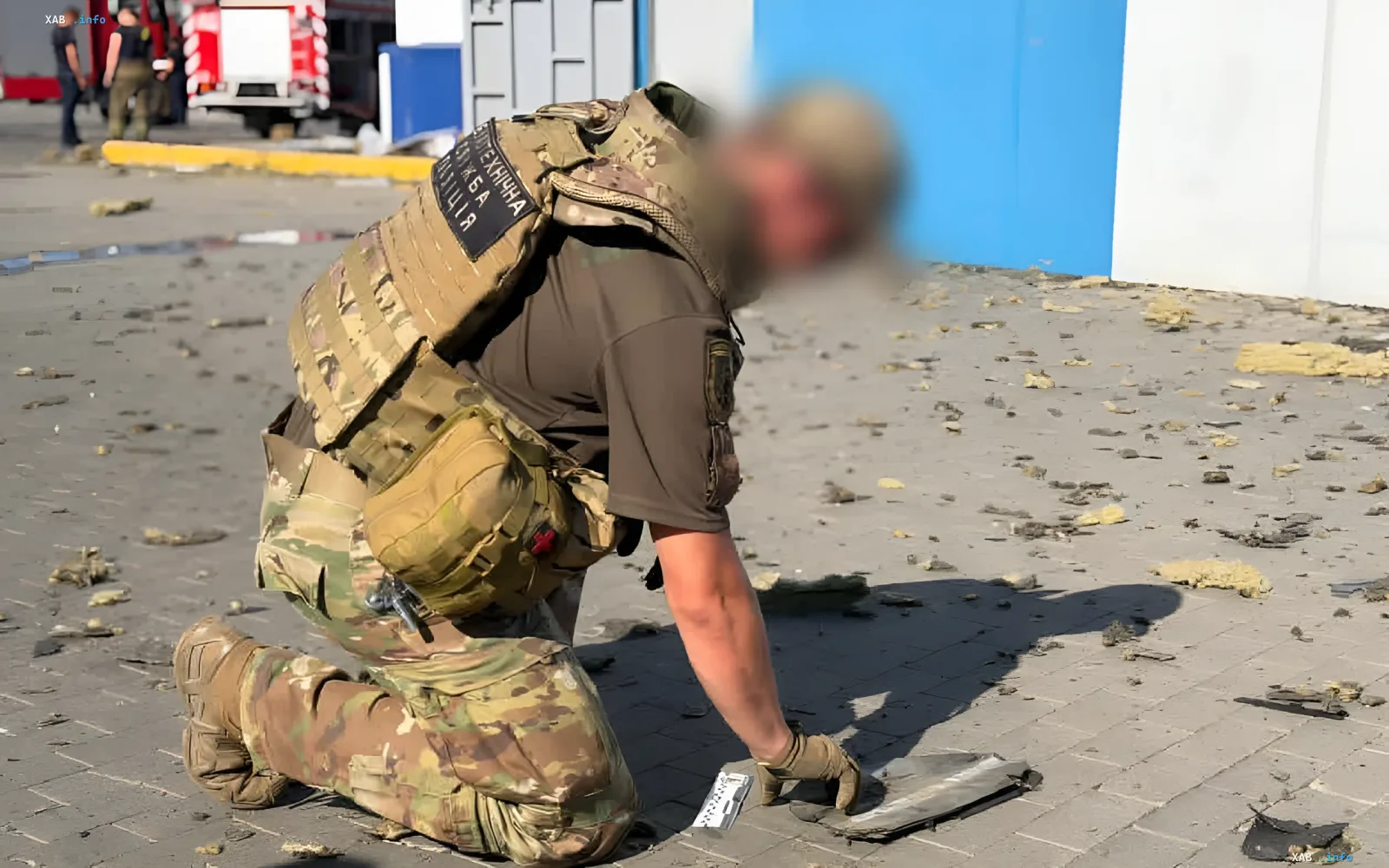 Доказательства атаки: полиция изучает обломки Полицейский осматривает обломки реактивного двигателя после атаки на торговый центр в Одессе