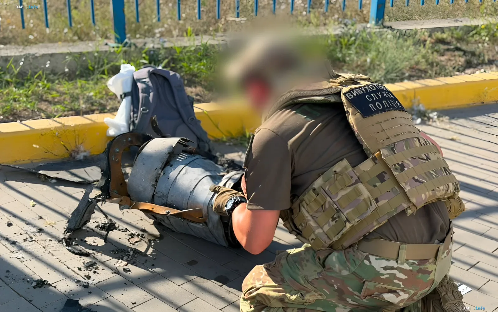 Доказательства атаки: обломки ракеты в Одессе Полицейский из взрывотехнической службы осматривает обломки реактивного двигателя на месте атаки в Одессе