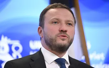 Rumänischer Verteidigungsminister Vasile Căzâc auf einer Pressekonferenz diskutiert den Drohnen-Vorfall und den Schutz der NATO-Verbündeten
