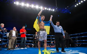 Тарас Шелестюк с флагом Украины в ринге после победы, став чемпионом WBO International в 40 лет