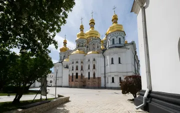 Золотые купола Киево-Печерской лавры, нуждающиеся в восстановлении после российского удара, с выделенными Швейцарией 600 тысяч франков