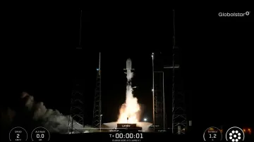 Ракета Falcon 9 компании SpaceX взлетает ночью, иллюстрируя рекордный запуск двух ракет с интервалом в 38 минут