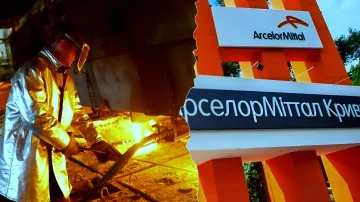 Рабочий в защитном костюме у раскаленного металла на фоне логотипа ArcelorMittal — символ остановки доменного цеха в Кривом Роге