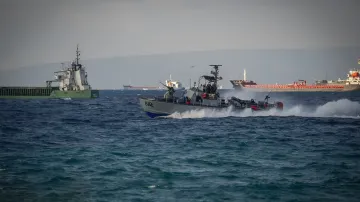 Израильский патрульный катер с бортовым номером 81Q на полном ходу в Средиземном море, символизирующий усиление морской обороны после событий 7 октября