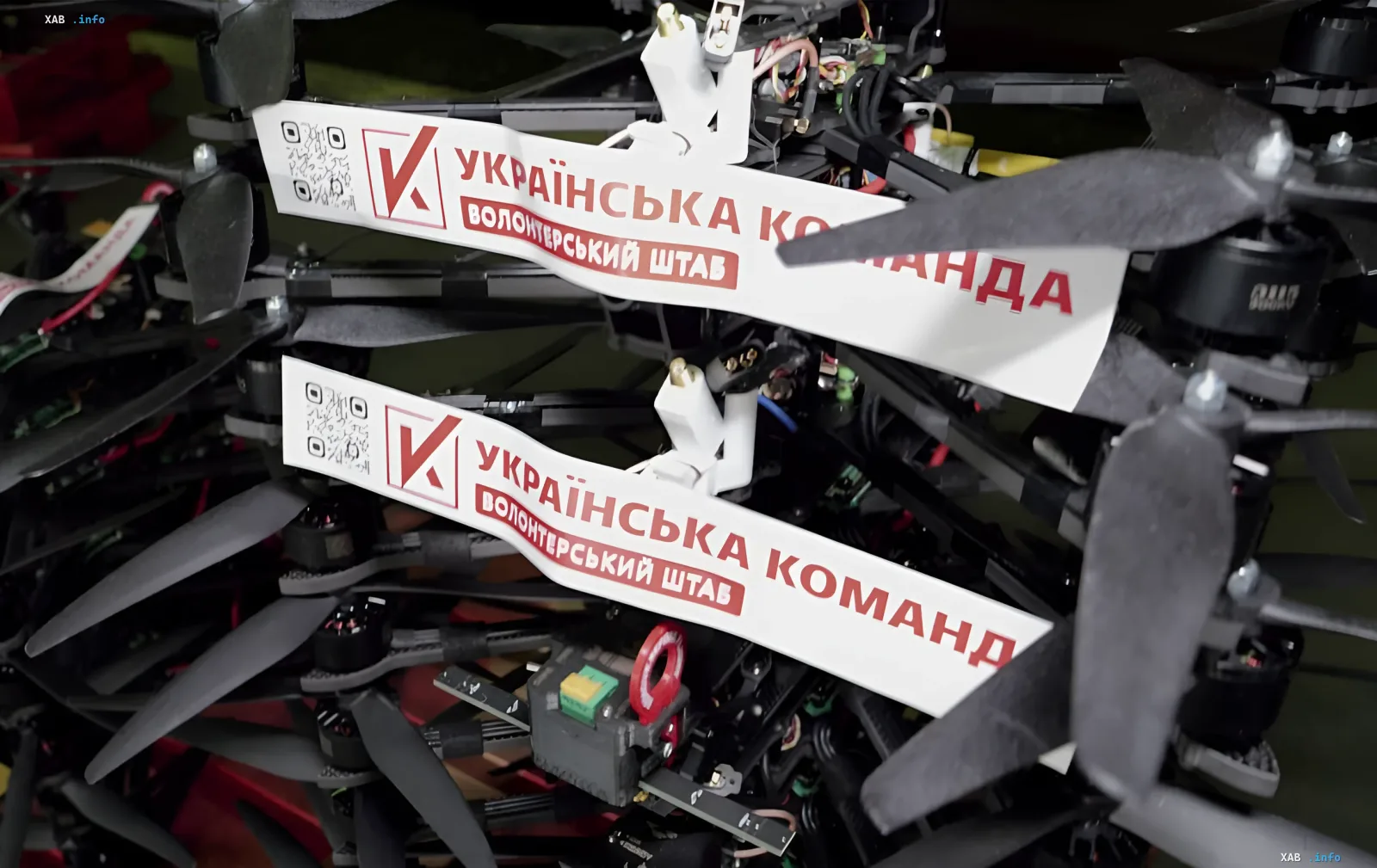 FPV-дроны с логотипом «Украинская команда» и надписью «Волонтерский штаб» перед передачей батальону «Свобода»