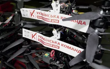 FPV-дроны с логотипом «Украинская команда» и надписью «Волонтерский штаб» перед передачей батальону «Свобода»
