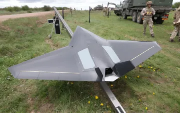 Британский ударный дрон-камикадзе Switchblade 600 на полигоне, готовый к применению против российских НПЗ после снятия ограничений