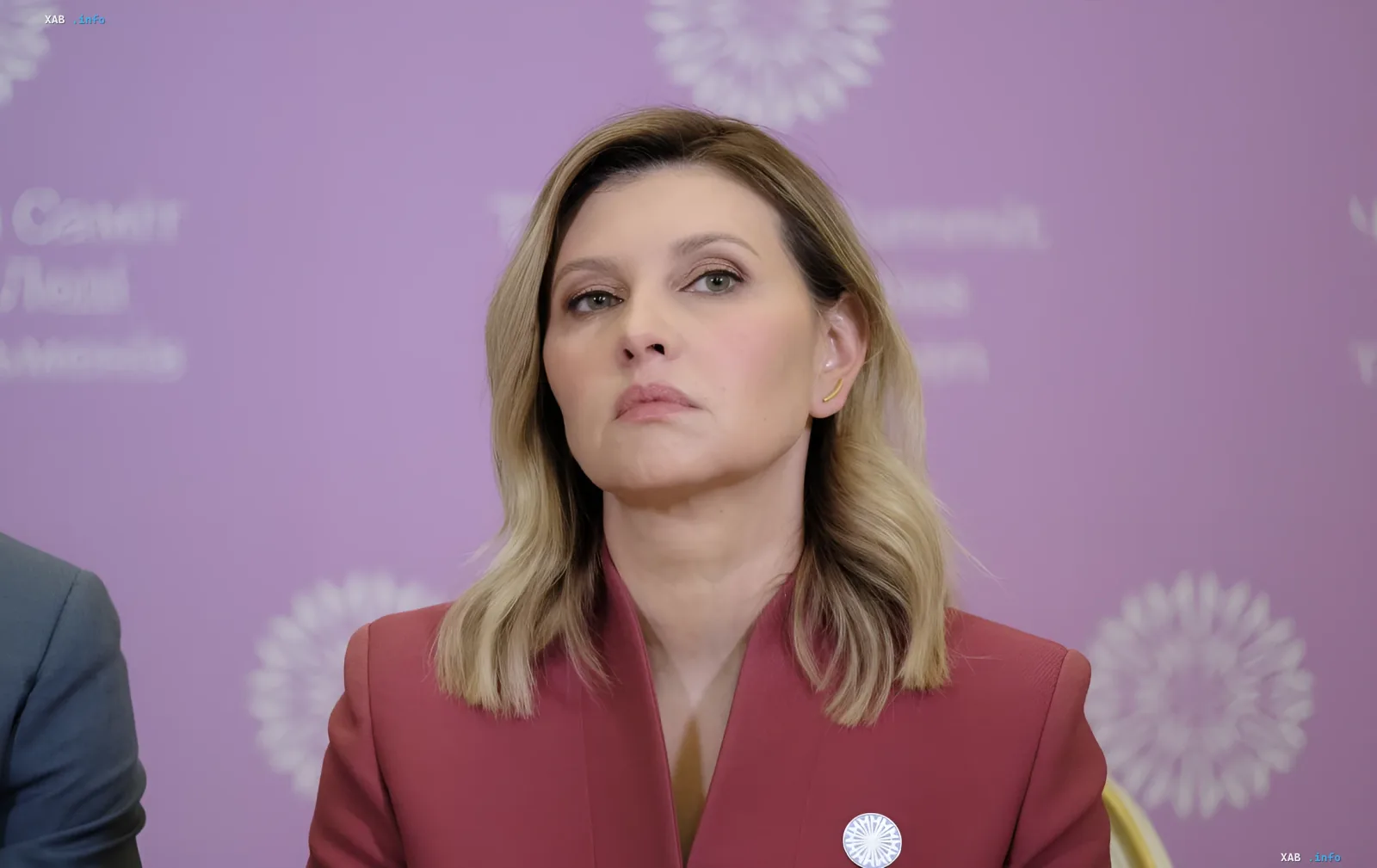 Olena Selenska bei einer offiziellen Veranstaltung, die einen ernsten Gesichtsausdruck zeigt, der ihre Rolle bei Personalentscheidungen und Vetorechten im Jahr 2026 unterstreicht