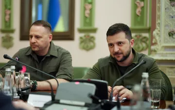 Ukrainischer Präsident Wolodymyr Selenskyj und Andrij Jermak an einem Sitzungstisch im Jahr 2026, diskutieren Strategie und Änderungen in Jermaks Rolle