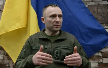 Генерал-лейтенант Сергей Драпатый в военной форме на фоне украинского флага опровергает фейки о внутреннем сопротивлении в ВСУ