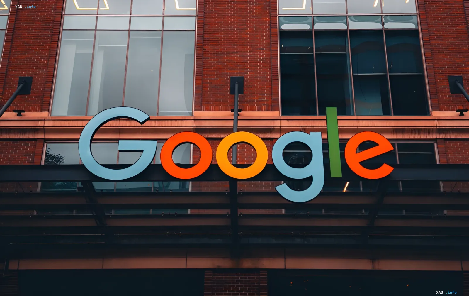 Логотип Google на фасаде здания, символизирующий компанию, случайно раскрывшую новый фитнес-трекер в промо-роликах Pixel 11