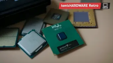 Коллекция процессоров Intel разных поколений, включая зеленую подложку с логотипом, символизирующая эволюцию архитектуры и предстоящий выход Nova Lake на десктопах раньше серверов