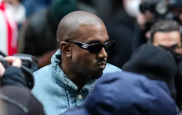 Kanye West in Sonnenbrille und Jeansjacke inmitten einer Menschenmenge, bereitet sich auf seine Rückkehr nach Russland für Konzerte in Sankt Petersburg vor