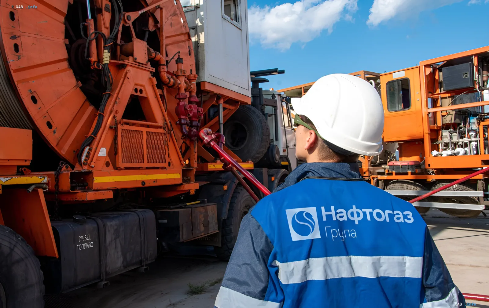 Сотрудник Нафтогаза в защитной экипировке работает на газовой инфраструктуре, подчеркивая масштаб разрушений от атак России