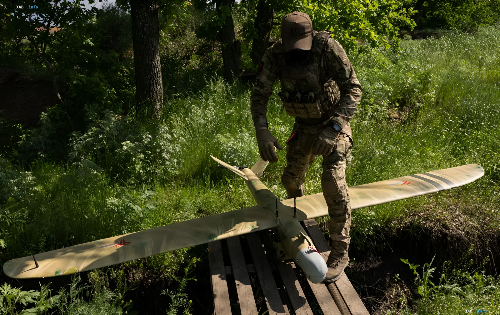 Украинский боец готовит разведывательный дрон к запуску в лесной местности — часть операции по ударам по инфраструктуре в Крыму и Херсоне