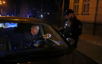 Патрульная проверка автомобиля ночью в Одесской области — отмена ограничений для транзитных грузовиков на границе с ЕС