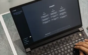 Пользователь вводит запрос в ChatGPT на ноутбуке: интерфейс показывает примеры использования и ограничения модели, иллюстрируя тему Computer History для macOS
