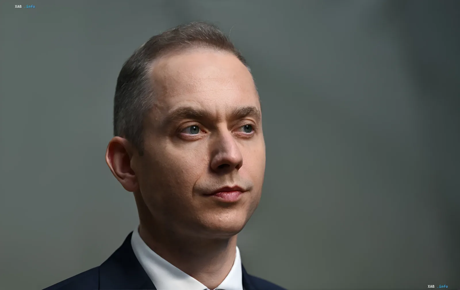 Польский политик Цезарий Томчик в деловом костюме, предупреждающий о возможной провокации в контексте напряженности между Польшей и Россией
