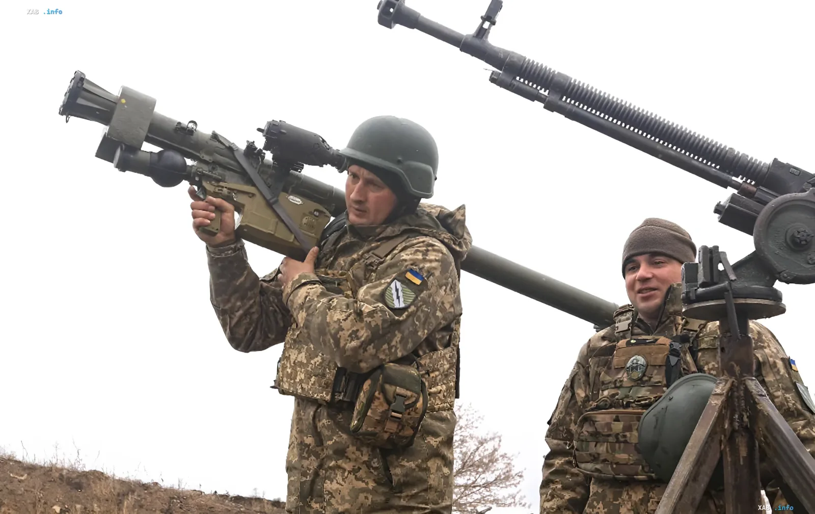 Украинские военные с зенитным оружием на фоне масштабной атаки дронов
