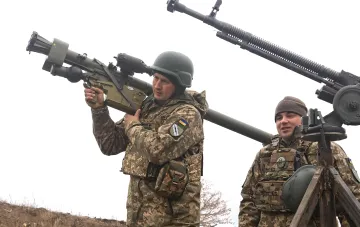 Украинские военные с зенитным оружием на фоне масштабной атаки дронов