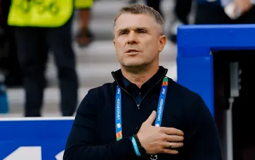 Виктор Березуцкий на стадионе во время Евро-2024, на шее бейдж UEFA EURO 2024