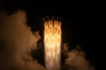 Запуск ракеты Electron компании Rocket Lab на ночном фоне с яркими двигателями и облаками