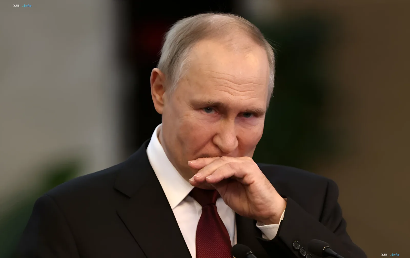 Президент России Владимир Путин в раздумьях, обсуждая ситуацию с фрегатом «Адмирал Касатонов» в Балтийском море.