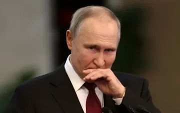 Президент России Владимир Путин в раздумьях, обсуждая ситуацию с фрегатом «Адмирал Касатонов» в Балтийском море.