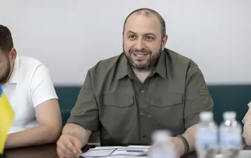 Rustem Umerov, der neue Leiter des ukrainischen Auslandsgeheimdienstes, bei einem Treffen im Büro, diskutiert die Spionagestrategie mit Kollegen.