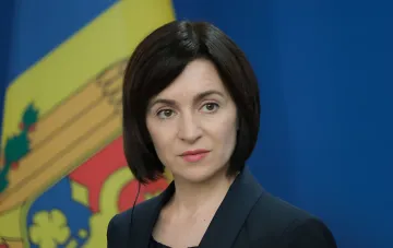 Президент Молдовы Майя Санду на фоне государственного флага, обсуждающая транзит украинского зерна и риски для обороны Украины