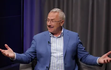 Ehemaliger ukrainischer Justizminister Serhiy Holovaty gestikuliert während eines Interviews und diskutiert über das Überleben der Ukraine in der Ära Kutschmas und die Isolation durch den Kreml.